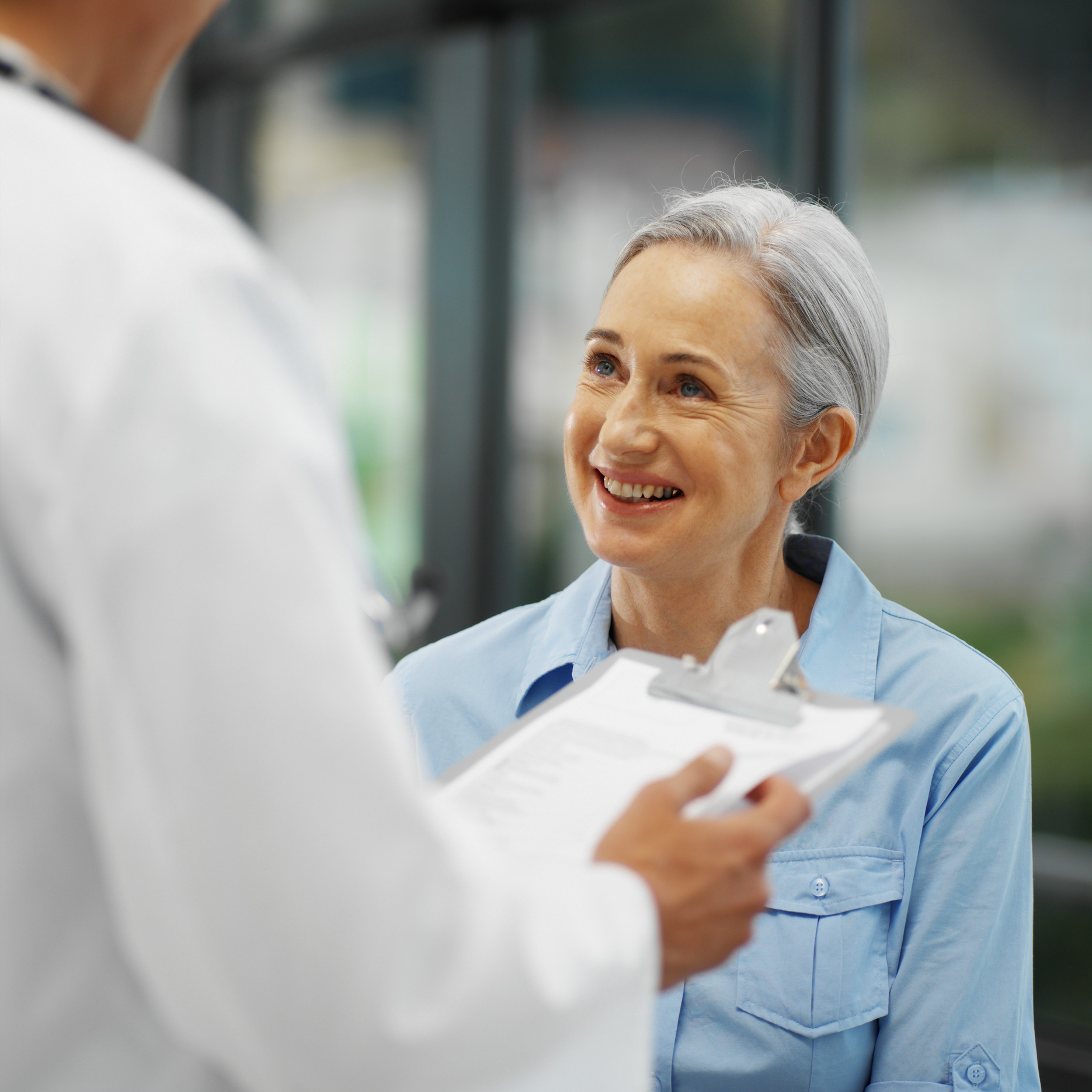 Femme avec incontinence urinaire