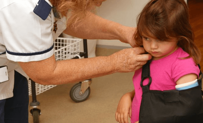 Enfants avec une fracture au bras